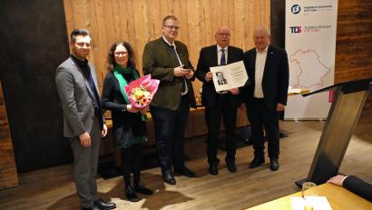 Bild: gac
Der Präsident der Thomas-Dehler-Stiftung, Bundestagsabgeordneter Thomas Hacker (rechts), überreicht Hans-Jürgen Reitzenstein (Zweiter von rechts) die Urkunde zur Thomas-Dehler-Nadel. Von links: FDP-Generalsekretär Christoph Skutella, Dietlinde Reitzenstein und Abgeordneter Ulrich Lechte.