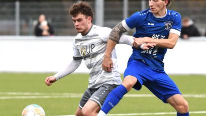 Bild: Büttner
Mit 2:1 gegen den SV Etzenricht gewann die SpVgg SV Weiden (links Martin Ruda) auch ihr drittes Testspiel binnen 43 Stunden. Zuvor hatte es gegen den VfB Straubing und SV Hahnbach ebenfalls Siege gegeben.