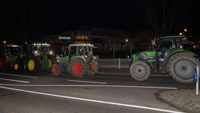 Bild: rw
Die Landwirte hatten mit ihren Traktoren die Erbendorfer Stadthalle eingekreist.