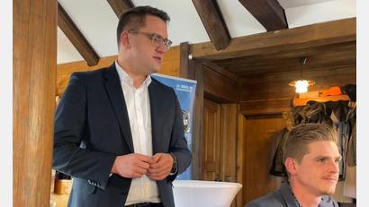 Bild: Jonas Dittrich/exb
Europaabgeordneter Christian Doleschal unterstrich die Wichtigkeit der Europawahl beim Europafrühschoppen der JU Amberg-Sulzbach. Auf dem Bild auch zu sehen: Martin Fleischmann.
