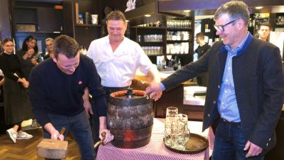 Bild: usc
Im Beisein von Bräu Anton Bruckmüller (rechts) und Gastwirt Herbert Erras (Mitte) zapfte Braumeister Hans-Martin Wolff symbolisch ein 15-Liter-Fässchen an.