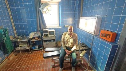 Bild: Gerd Pöhlmann/fph
Franz Häusler hat seinen eigenen „OP“ gebaut. Die Kulisse ist Teil der „Fotowerft“ in Arzberg.