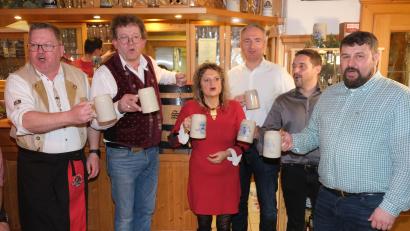 Bild: usc
Ein „Prosit der Gemütlichkeit“ folgte dem Anstich. Der stimmgewaltige Promi-Chor (von links); Oberbürgermeister Michael Cerny, Bräu Martin Sterk mit seiner Frau Andrea, Landtagsabgeordneter Harald Schwartz sowie die Stadträte Matthias Schöberl und Daniel Müller.