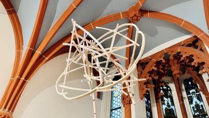 Bild: Wilhelm Koch/Luftmuseum/exb
Eine Wolke aus Holz schwebt über die Betrachter in der gotischen Hauskapelle im Luftmuseum Amberg. Für sein Objekt wählte der Künstler die Materialien Linde, Fichte, Lärche und Acryl. Die Ausstellung "Spielraum" von Michael Lauss ist noch bis zum 21. April zu sehen.