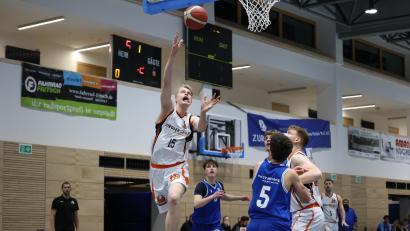 Archivbild: Dieter Jäschke
Neustadts Center Lars Aßheuer (am Ball) macht ein bärenstarkes Spiel in Augsburg. Durch mehrere Ausfälle bei der DJK ist er aber in der Offensive oft auf sich allein gestellt.