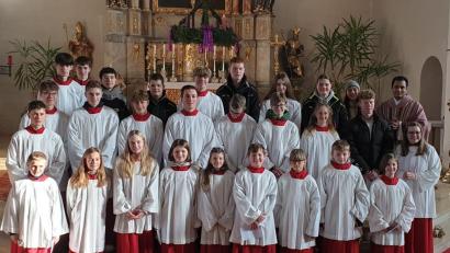 Bild: Pfarrei St. Michael Wiesau/exb
Neuaufnahmen, Ehrungen und Verabschiedungen standen kürzlich bei den Ministranten der Pfarrei St. Michael Wiesau an. Neu im Kreis der Messdiener sind Felix Gleißner (vorne links), Valentina Burger (vorne rechts) und Elias Zrenner (vorne, Vierter von rechts).