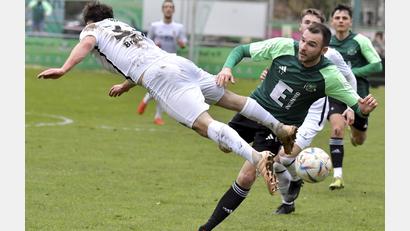 Bild: Hubert Ziegler
Abgehoben: Daniel Gömmel (rechts) muss sich in dieser Szene mit "Überflieger" Tom Bretorius vom TSV Abtswind auseinandersetzen.