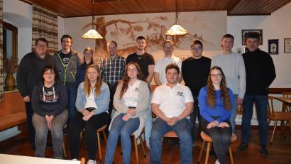 Bild: gi
Die Landjugend (KLJB) Tröbes wird von einer neugewählten Vorstandschaft geführt mit Christina Feil (vorne, Mitte) an der Spitze, zweitem Vorsitzenden Michael Feneis (vorne, Zweiter von rechts), Kassier Kerstin Hofmeister und Schriftführerin Katharina Bayer (von links). Dazu gratulieren Pfarrer Udo Klösel (links) und Zweiter Bürgermeister Bernhard Rom (rechts).