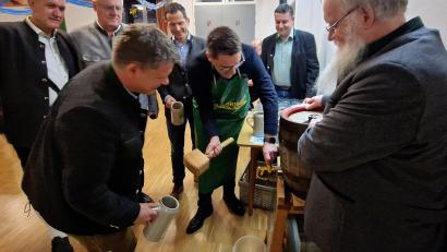 Bild: R. Kreuzer
"A´zapft is" heißt es beim Starkbierfest der CSU Weiden-West im Pfarrheim Maria Waldrast.