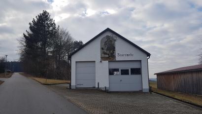 Bild: gi
Das Feuerwehrhaus Ödpielmannsberg grenzt hinter der Bepflanzung mit Bäumen direkt an das Wanderheim des OWV Weiden mit rund 40 Schlafplätzen an. Der Ortsfeuerwehr kommt dadurch im Ernstfall eine große Bedeutung zu.