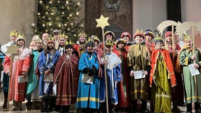 Bild: gis/exb
Die Aussendung der Sternsinger aus der Pfarreiengemeinschaft in der Pfarrkirche in Mehlmeisel mit Pfarrer Ferdinand Weinberger (hinten, rechts) und Diakon Franz Lautenbacher (hinten, links).