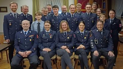 Bild: dob
Die Oberlinder Feuerwehrkräfte stellten ihre eigene Fitness bei einer freiwilligen Prüfung unter Beweis und ernteten von Zweitem Bürgermeister Uli Münchmeier (hinten, rechts) viel Lob für ihr Engagement. Kommandant Markus Kindl (vorne, rechts) spornt seine Kräfte immer wieder neu an. Er erhielt noch eine zusätzliche Auszeichnung für die zehnte Teilnahme.