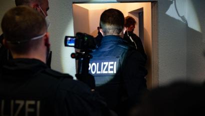 Bild: Paul Zinken/dpa-Zentralbild/dpa
Bundespolizisten gehen bei einer Razzia gegen Schleuser in eine Wohnung.