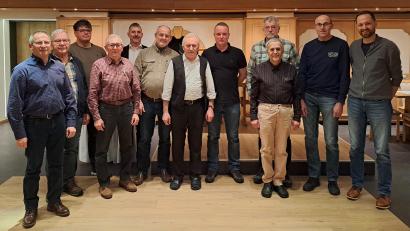 Bild: glb
Nach den Wahlen beim Männergesangverein Högen: (von links: Manfred Herrmann, Richard Dehling, Christian Heldrich, Georg Schmid, Bürgermeister Reiner Pickel, Chorleiter Gerhard Neubauer, Vorsitzender Hans-Werner Haas, Benjamin Heuchel, Harald Schmidt (hinten), der neue Kassier Berthold Herbrecht, Walter Schramm und Thomas Dotzler.