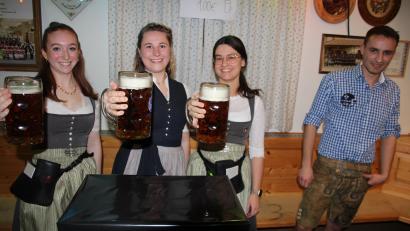 Bild: kro
Luisa Reichl, Saskia Meiler und Lena Friedl beim Masskrugstemmen – nebenbei arbeiteten sie noch als Bedienungen auf dem 16. Starkbierfest der "Grünthal"-Schützen.