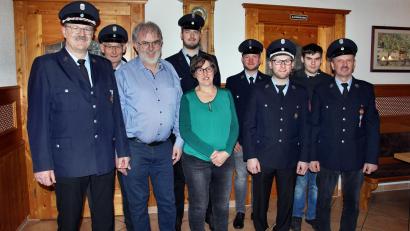 Bild: ds
Wolfgang Lehnerer (vorne, Zweiter von links) freut sich mit Gattin Angela über den Geburtstagsbesuch der Feuerwehr Kirchenreinbach.