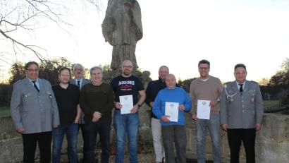 Bild: Michaela Fischer/exb
Ehrungen bei den Soldaten und Reservisten in Michelfeld: (von links) Zweiter Vorsitzender Ludwig Wittmann, Christian Begalke, Michael von der Grün, Peter Gradl, Thomas Hofmann, Werner Meisel, Anton Deinzer, Alfred Neubauer und Erster Vorsitzender Uwe Fischer.