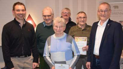 Bild: bö
Für ihre langjährige Treue ehrt der Imkerverein Unteres Vistal einige Mitgliedschaft (ab Zweitem von links): Tilmann Heribolzheimer, Margareta Weigl, Josef Schaller und Karl Loos. Dazu gratulieren Vorsitzender Sebastian Bösl (links) und Bürgermeister Erwin Geitner (rechts).