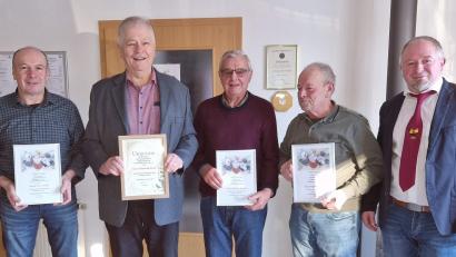 Bild: u
Treue Mitglieder ehrt der Geflügelzuchtverein Schnaittenbach-Hirschau (von links): Peter Heindl (50 Jahre), Reinhold Strobl (60 Jahre), Michael Kumeth (50 Jahre), Ehrenvorsitzender Erwin Singer und Vorsitzender Gerhard Heindl.