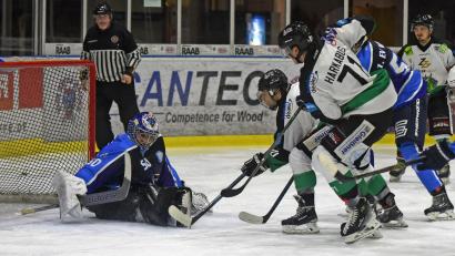 Bild: Gebert
Der EHC Stiftland Mitterteich gewann das Derby bei der 1b des 1. EV Weiden mit 3:2. Hier schießt Philipp Dürr gegen EVW-Goalie Frederik Weiß zum 2:2 ein. Rechts daneben Matej Harkabus, der 34 Sekunden vor Schluss den Siegtreffer erzielte.