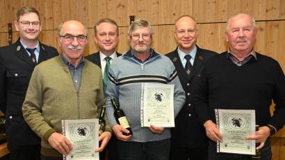 Bild: gf
Als langjährige Mitglieder der Poppenrichter Feuerwehr werden Leonhard Donhauser (Zweiter von links), Franz Josef Flierl (Dritter von rechts) und Rudolf Kummert (rechts) geehrt. Ihnen gratulieren (hinten, von links): Zweiter Kommandant Thomas Sadlo, Bürgermeister Hermann Böhm und Vorsitzender Christian Krieger.