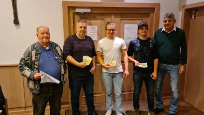 Bild: sne
Über Erfolg beim DJK Preisschafkopf freuten sich der Viertplatzierte Josef Wirl, die beiden Gesamtsieger Josef Weiß und Erik Püttner, der Drittplatzierte Bernd Dippl und Vorsitzender Roman Kastl.