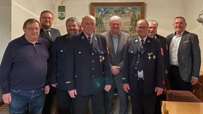 Bild: Johannes Trenz/exb 
Die Feuerwehr Zogenreuth ehrt langjährige Mitglieder: (von links) Günther Grüner, Vorsitzender Markus Neukam, Zweiter Kommandant Thorsten Deiml, Karl Wiesent, Landrat Richard Reisinger, Peter Schreg, Kreisbrandinspektor Hans Sperber und Bürgermeister Joachim Neuß.