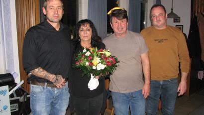 Bild: knh
Holger Meyer (links) und Thomas Bertelshofer (rechts) überreichten als Willkommensgruß einen Blumenstrauß und wünschten den neuen Wirtsleuten Mimmi und Thomas Ehring (Mitte) viel Freude bei ihrer Arbeit im Manteler Sportheim.