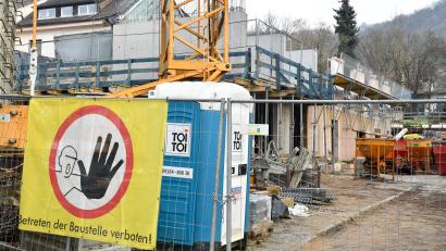 Bild: Petra Hartl
So sieht es derzeit an der Hellstraße in Amberg aus. Das Seniorenheim der Diakonie ist im hinteren Bereich noch immer einer Baustelle.