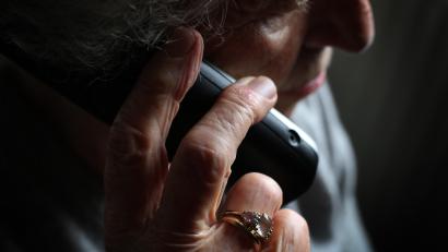 Symbolbild: Karl-Josef Hildenbrand, dpa
Eine ältere Frau telefoniert. Eine Wernberg-Köblitzerin erhielt an ihrem Geburtstag einen Schockanruf. Die Betrüger wollten eine fünfstellige Summe ergaunern.