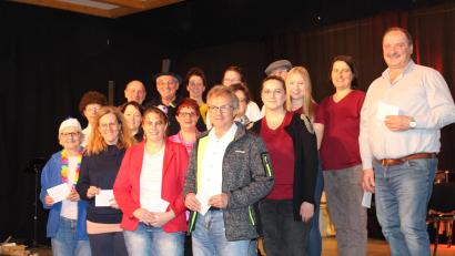 Bild: Scherr/exb
Die Vertreter der gemeinnützigen Organisationen bedanken sich bei der Spendenübergabe bei den Mitwirkenden der Theatergruppe Tiefenbach und Vorsitzendem Ludwig Prögler.