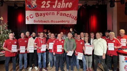 Bild: FC-Bayern-Fanclub Sulzbach-Rosenberg/exb
Die Jubilare des FC-Bayern-Fanclubs mit Landrat Richard Reisinger, Bürgermeister Michael Göth und Fandialog-Sprecher Marcus Fritsch.