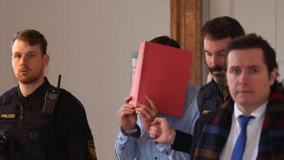 Bild: Karl-Josef Hildenbrand/dpa
Der angeklagte US-Amerikaner (M) wird im Landgericht Kempten in den Gerichtssaal geführt.