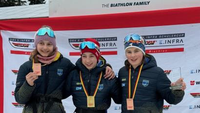 Bild: Iris Uschold
Lara Wisneth (links) und Merle Uschold (rechts) gewannen im Hohenzollern-Skistadion am Arbersee beim kleinen Finale des Deutschen Schülercups die Bronzemedaille mit der Staffel, Lukas Loos holte sogar Gold im Sprint.