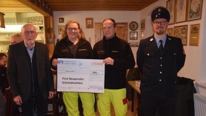 Bild: bö
Der Männergesangverein Liederkranz unterstützt die First Responder in Schmidmühlen mit einer Spende von 500 Euro (von links): Vorsitzender Ernst Lesser, Monika Ehrnsberger und Christian Renghart von First Responder sowie Pit Rogga von der Feuerwehr Schmidmühlen.