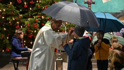 Bild: kki
Alle Kinder durften am Ende der Andacht den Regenschirm bei Pfarrer Thomas Stohldreier gegen den Segen eintauschen und so beschirmt von Gott ins neue Jahr gehen.