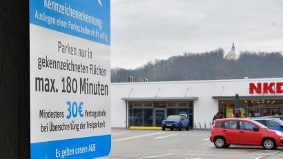 Bild: Petra Hartl
Die Maximalparkdauer in den Oberpfalz-Arkaden wurde mittlerweile von 120 auf 180 Minuten erhöht. Wer genau hinsieht, erkennt, dass ein Aufkleber mit der Zahl 180 nachträglich angebracht wurde. Doch ob die Überwachung der Maximalparkdauer technisch einwandfrei funktioniert, daran gibt es mittlerweile begründete Zweifel.