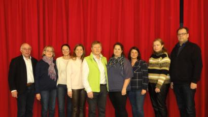 Bild: jhö
Die neu gewählte Führungsmannschaft des Obst- und Gartenbauvereins Speinshart mit Bürgermeister und Kreisvorsitzenden Albert Nickl: (von links) Regina Schmidt (Ortsdelegierte neu) Carmen Schedl (Jugendarbeit), Marina Diepold (Ortsdelegierte neu) Josef Höllerl (Vorsitzender), Tanja Schertler (stellvertretende Vorsitzende neu), Christine Hefner (Ortsdelegierte), Cornelia Neukam (Ortsdelegierte) und Kassier Peter Rupprecht neu) Christa Hösl (Schriftführerin) fehlt verhindert.