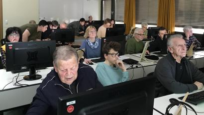 Bild: Silvia Beck/exb
Schüler der neunten Klasse unterstützen die Senioren bei Fragen rund um den Computer.