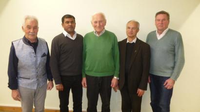 Bild: bk
Pfarrgemeinderatssprecher Wolfgang Krauß (links) würdigt Alfons Bogner (Mitte). Ihm danken auch (von links) Pater Prince, Pfarrer Varghese Puthenchira und Kirchenpfleger Hans Wolfram.