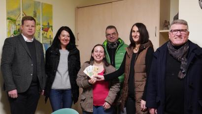 Bild: Pfarrei Kemnath/exb
Der Pfarrgemeinderat Kemnath hatte zu einem Weinfest eingeladen. Den Erlös von 400 Euro übergaben Peter Daschner, Sprecherin Martina Memmel (von rechts) und Pfarrer Thomas Kraus (links) an Carolin Weber-Bittner, Carola Müller und Gerd Kraitzek (von links) von der Tafel in Kemnath.