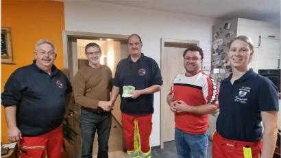 Bild: lei
Die Vertreter der Königsteiner First Responder freuten sich über die 500-Euro-Spende der Dorfgemeinschaft Hannesreuth.