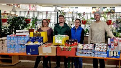 Bild: exb/Jens Simon
Barbara Neuber, Josef Dantl, Diana Hermann (Geschäftsführerin Tafel Weiden-Neustadt) und Jens Simon bei der Übergabe der Spenden.