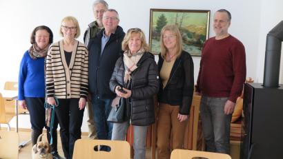 Bild: Seniorenbeirat/exb
Im Gemeinschaftsraum des Wohnprojekts: (von links) Vorstandsmitglied Marianne Deml, Regina Suttner, Vorsitzende des Seniorenbeirats des Landkreises Schwandorf, Anton Zizler, Vorsitzender Tourismus- und Kulturverein Wackersdorf, Helmut Kramer, stellvertretender Vorsitzender des Seniorenbeirats im Landkreis Schwandorf, Erika Rathgeb, Vorsitzende des Seniorenbeirats Steinberg am See, Cornelia Kiener von der Seniorenfachstelle des Landkreises Schwandorf und Markus Sowa, Mitglied des Vorstandes der "9buerger eG".