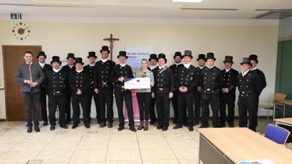 Bild: Paul Bürcky/exb
Obermeister Peter Wilhelm übergibt den Spendenscheck an Katharina Salbeck im Beisein von Landrat Thomas Ebeling (links) und den Vertretenden der Kaminkehrer-Innung.