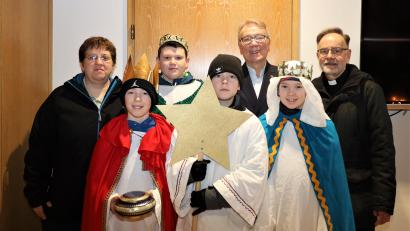 Bild: Pressestelle Stadt Weiden/exb
Die Ministranten der Pfarrei St. Josef überbringen als Sternsinger Gottes Segen im Rathaus.