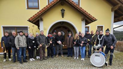Bild: rdh
Ein Ständchen am Neujahrstag erhielt unter anderem Bürgermeister Alfred Stier (Neunter von rechts). Mit dabei war Dirigent Christian Pecher (Zehnter von rechts) und Vorsitzender Klaus Sladky (Dritter von links) von der Blaskapelle Thanhausen.