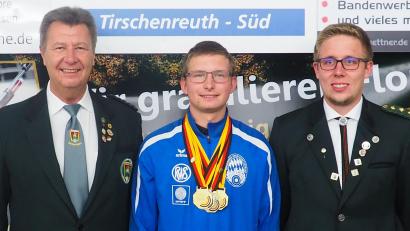 Archivbild: kro
Der Teilnehmer an den Luftdruck-Europameisterschaften in Ungarn, Florian Beer (Mitte), beim Empfang im Mähringer Schützenheim anlässlich seiner Erfolge bei den letztjährigen deutschen Meisterschaften zusammen mit Gauschützenmeister Manfred Zölch vom Stiftlandgau (links) und dem Vorsitzenden der Mähringer Linda-Schützen Martin Riedl.