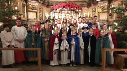 Bild: mma
Die Hahnbacher Sternsinger mit Pfarrer Christian Schulz (Mitte) und Mesnerin Rosmarie Rauch (rechts), wollen Segen in alle Wohnungen bringen.