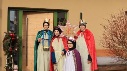 Bild: mrr
Wie hier im Neubaugebiet "In der Breite" sind die Sternsinger (von links: Josef, Maximilian, Tobias und Lukas) in Rieden fleißig unterwegs.